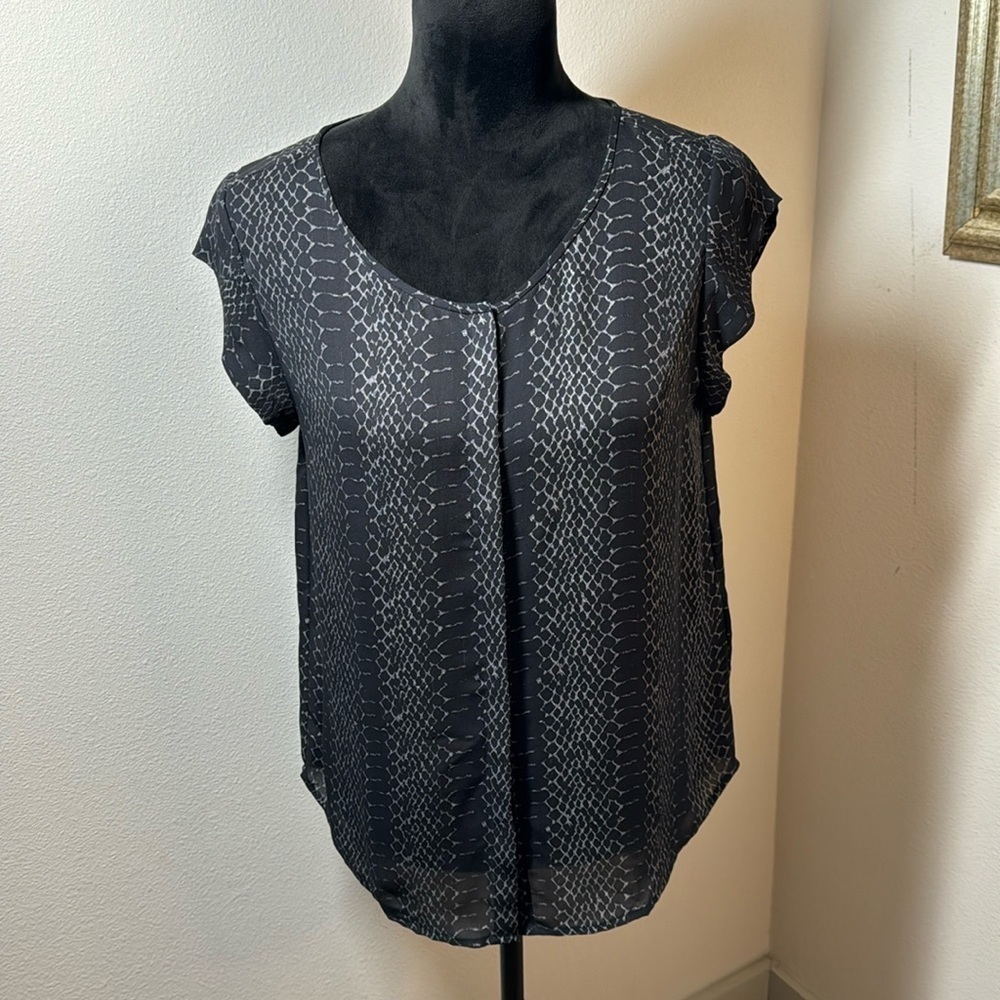 Joie 100% Silk animal print black gray round cap sleeves buttoned down top